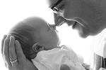 Vater mit Baby auf dem Arm - Nase an Nase